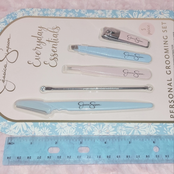 Jessica Simpson 5-Piece Personal Grooming Set. - Picture 7 of 8